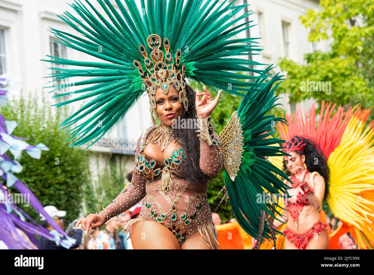 Notting Hill Carnival Grand Parade, il lunedì 2022 agosto, festa di banca a Londra, Regno Unito. Paraiso Scuola di Samba femminile colorata in elaborato abito da testa Foto Stock