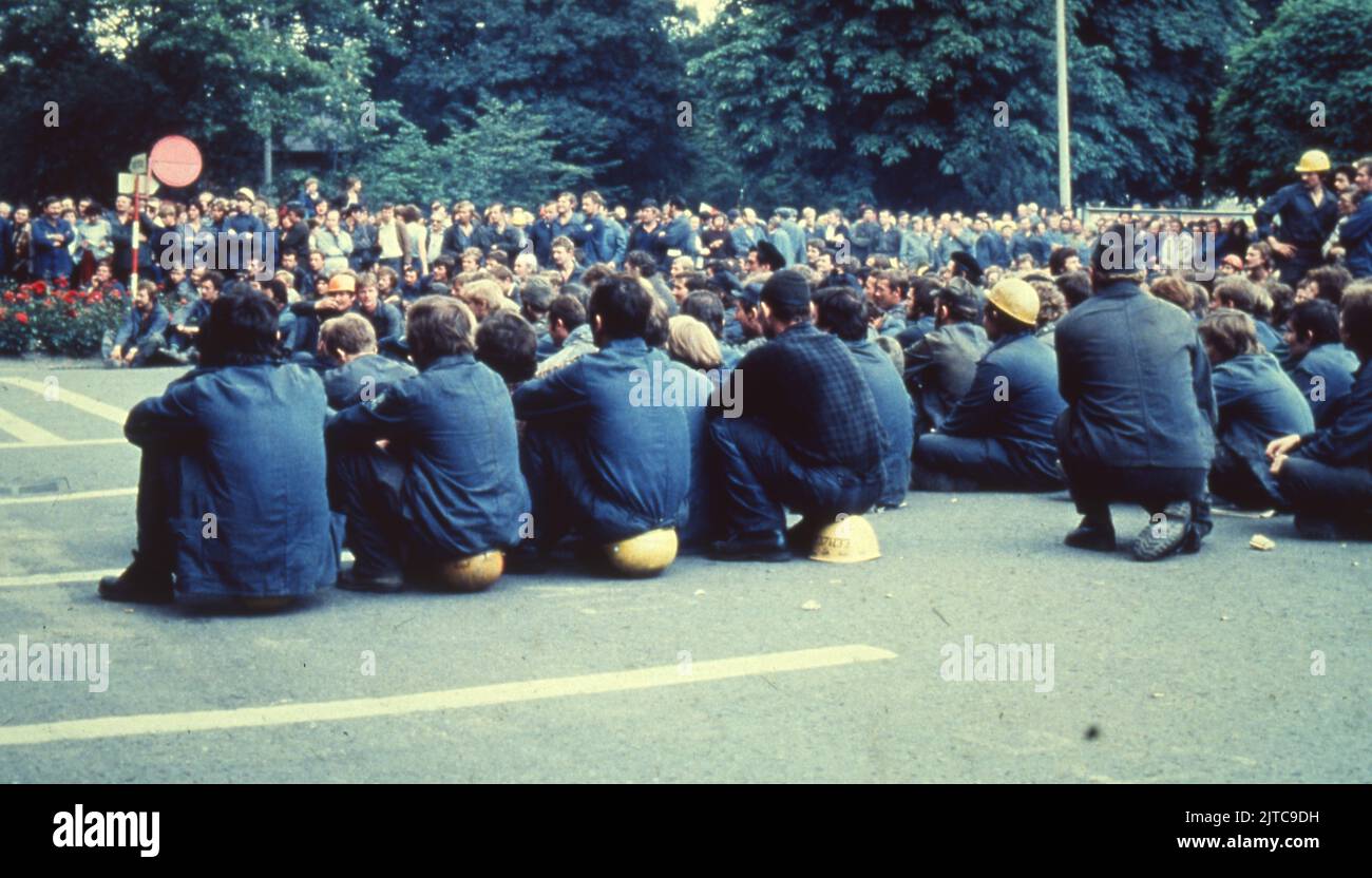 31 agosto 1980, Danzica, Polonia: Migliaia di sit-down striker fuori dalle porte del cantiere navale di Lenin. Nel luglio del 1980, il governo polacco ha aumentato il prezzo dei prodotti alimentari e di altro tipo, mentre frenava la crescita dei salari rendendo difficile per molti polacchi permettersi le necessità di base. In mezzo alle crescenti tensioni e alla crisi economica, Lech Walesa, un ex elettricista e attivista sindacale licenziato, ha guidato oltre 17.000 lavoratori dei cantieri navali in uno sciopero sit-down che formava solidarietà, il primo sindacato indipendente si è sviluppato in una nazione del blocco sovietico che ha attirato la simpatia dei leader occidentali e l'ostilità dei MOS Foto Stock