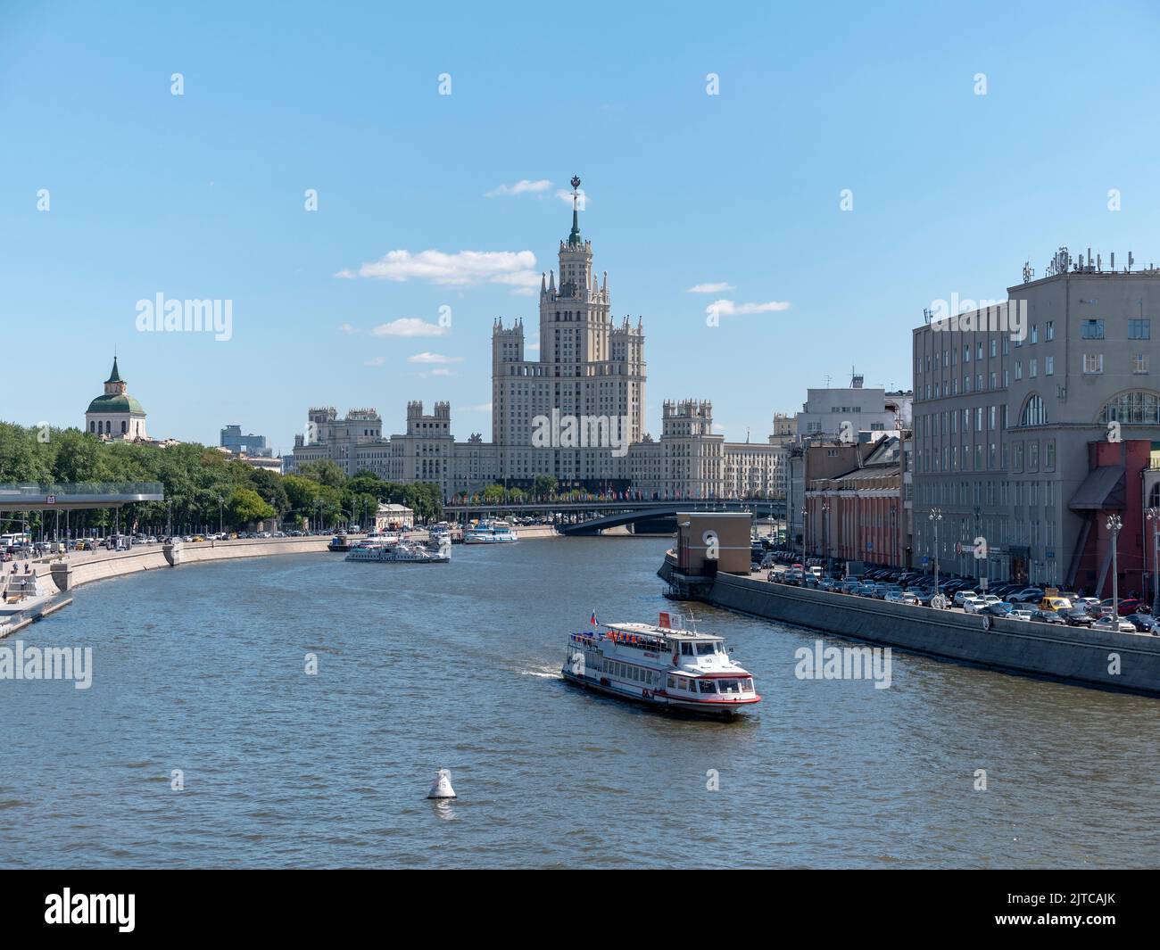 MOSCA, RUSSIA - 22 NOVEMBRE 2018: Grattacielo della torre di Stalin sull'argine di Kotelnicheskaya. Foto Stock