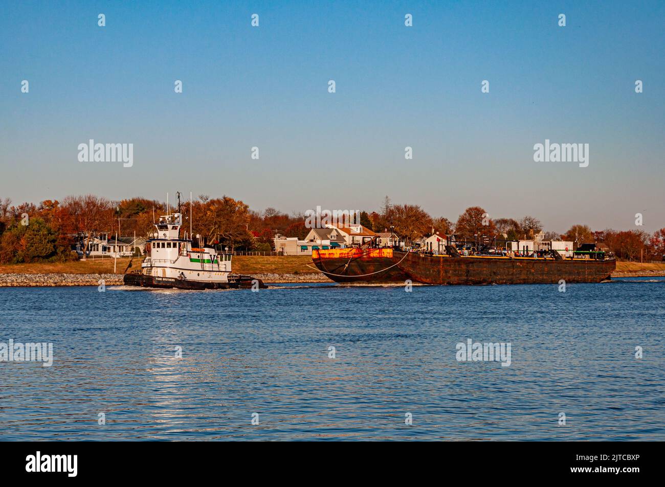 Traffico marittimo al tramonto, Chesapeake City Maryland, USA, Chesapeake City, Maryland Foto Stock