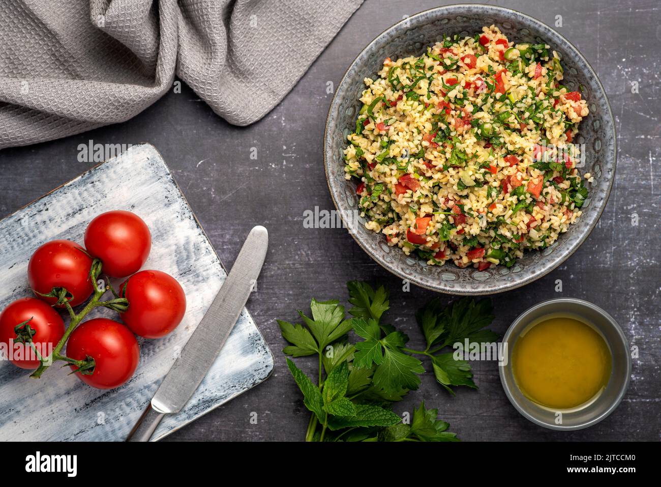 Fotografia alimentare di insalata tabouleh, bulgur, prezzemolo, menta, pomodoro Foto Stock