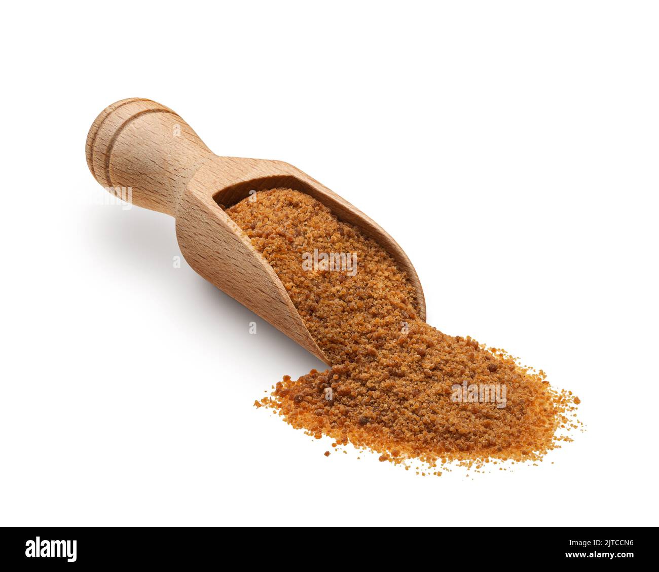 Paletta di legno piena di zucchero di palma isolata su fondo bianco Foto Stock