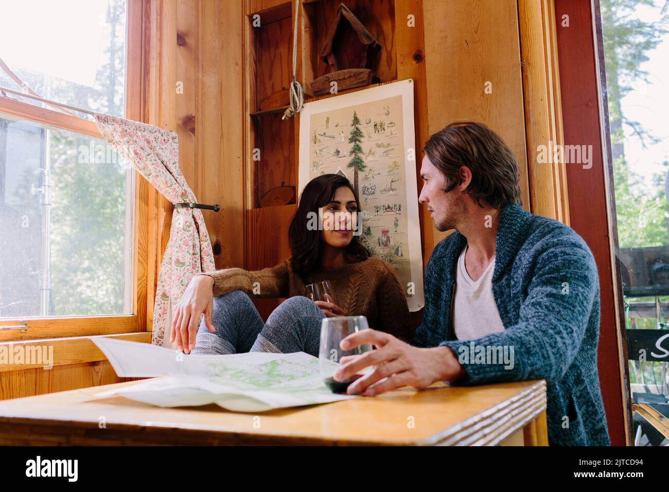 Una coppia gode la loro vacanza Foto Stock