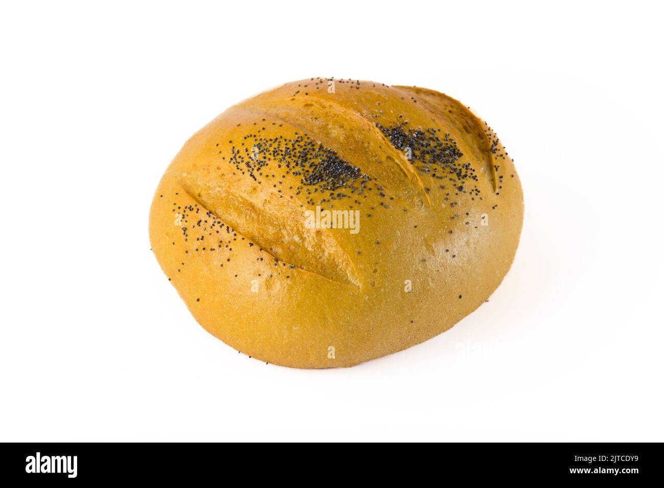 Tradizionale pane ovale con tagli a coltello sulla parte superiore e farcitura di semi di papavero. Isolato su sfondo bianco. Ingrediente per un panino perfetto. Foto di alta qualità Foto Stock