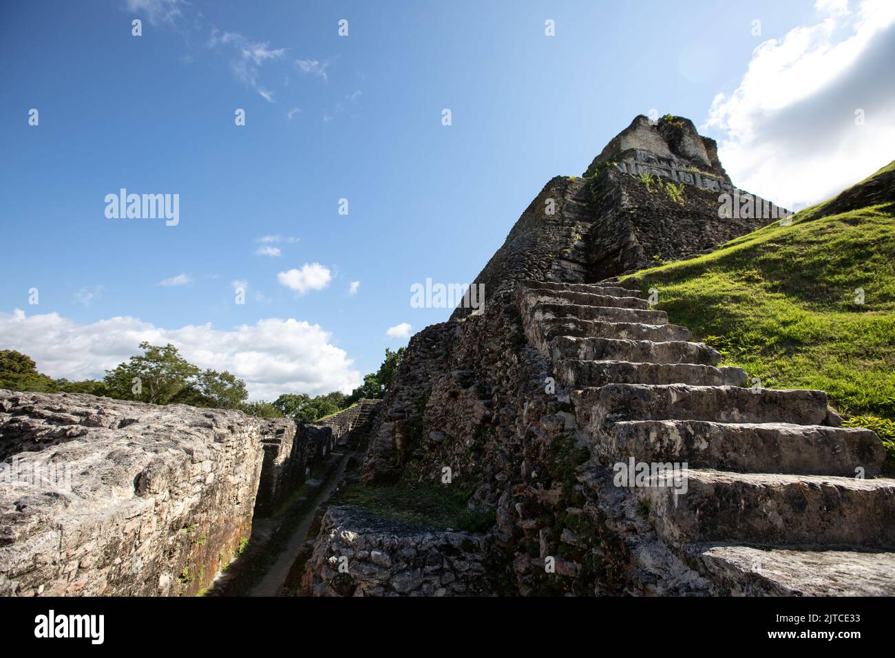 Antica scalinata alle rovine di Xunantunich in Belize Foto Stock