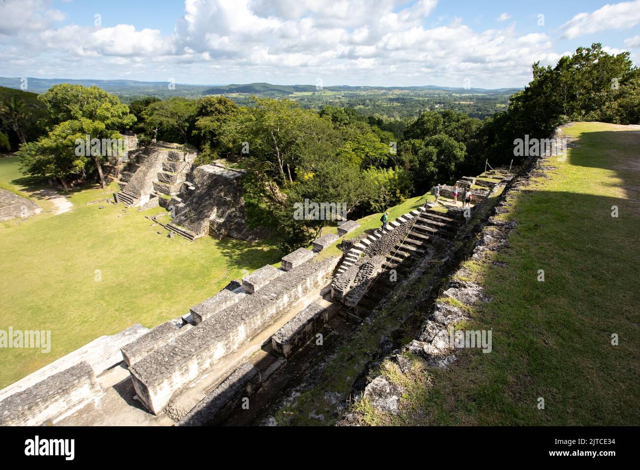 Vista dalla cima delle antiche rovine di Xunantunich in Belize Foto Stock