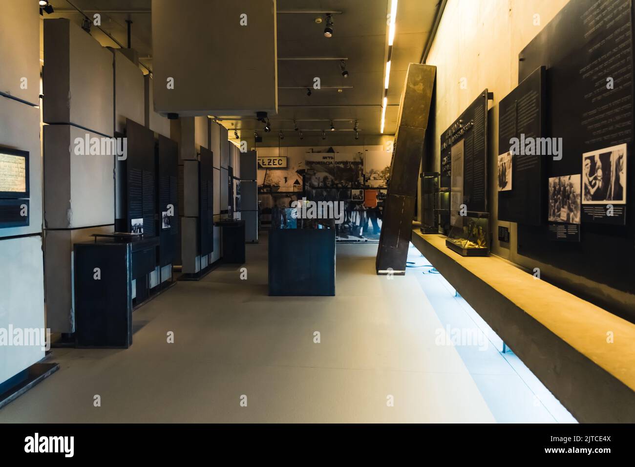 08.27.2022 - Belzec, Polonia - campo di sterminio nazista di Belzec. Interno del museo dell'olocausto sul campo di sterminio nazista. Foto e storie. Scatto orizzontale. Foto di alta qualità Foto Stock