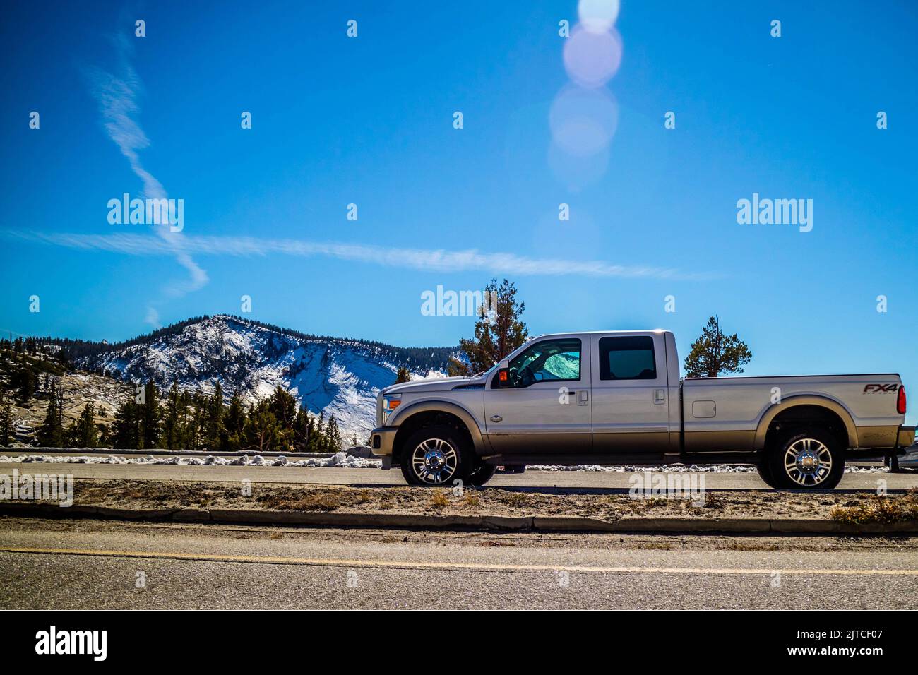 Il famoso veicolo fuoristrada Ford nel Parco Nazionale di Yosemite, Tioga Road Foto Stock