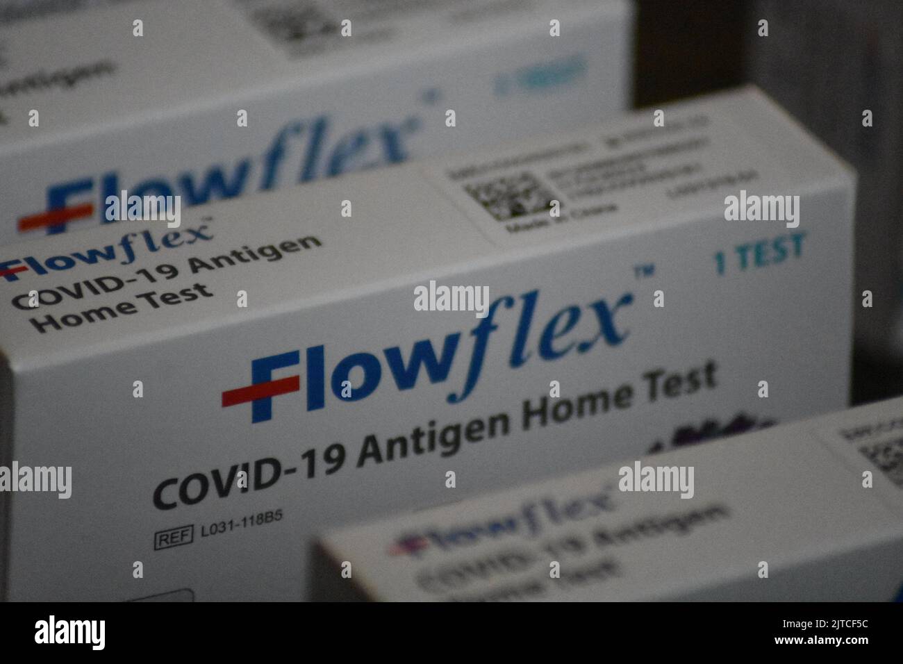 New York, NY, Stati Uniti. 29th ago, 2022. (NUOVO) FlowFlex Coronavirus Test sparsi su un tavolo da cucina. Agosto 29, 2022. New York, NY, Stati Uniti. Il governo degli Stati Uniti per concludere il programma libero di prova del Covid a casa questa settimana il venerdì. Questa settimana il governo federale sta concludendo il suo programma di test gratuito a casa di Covid-19, citando una mancanza di fondi. (Credit Image: © Kyle Mazza/TheNEWS2 via ZUMA Press Wire) Foto Stock
