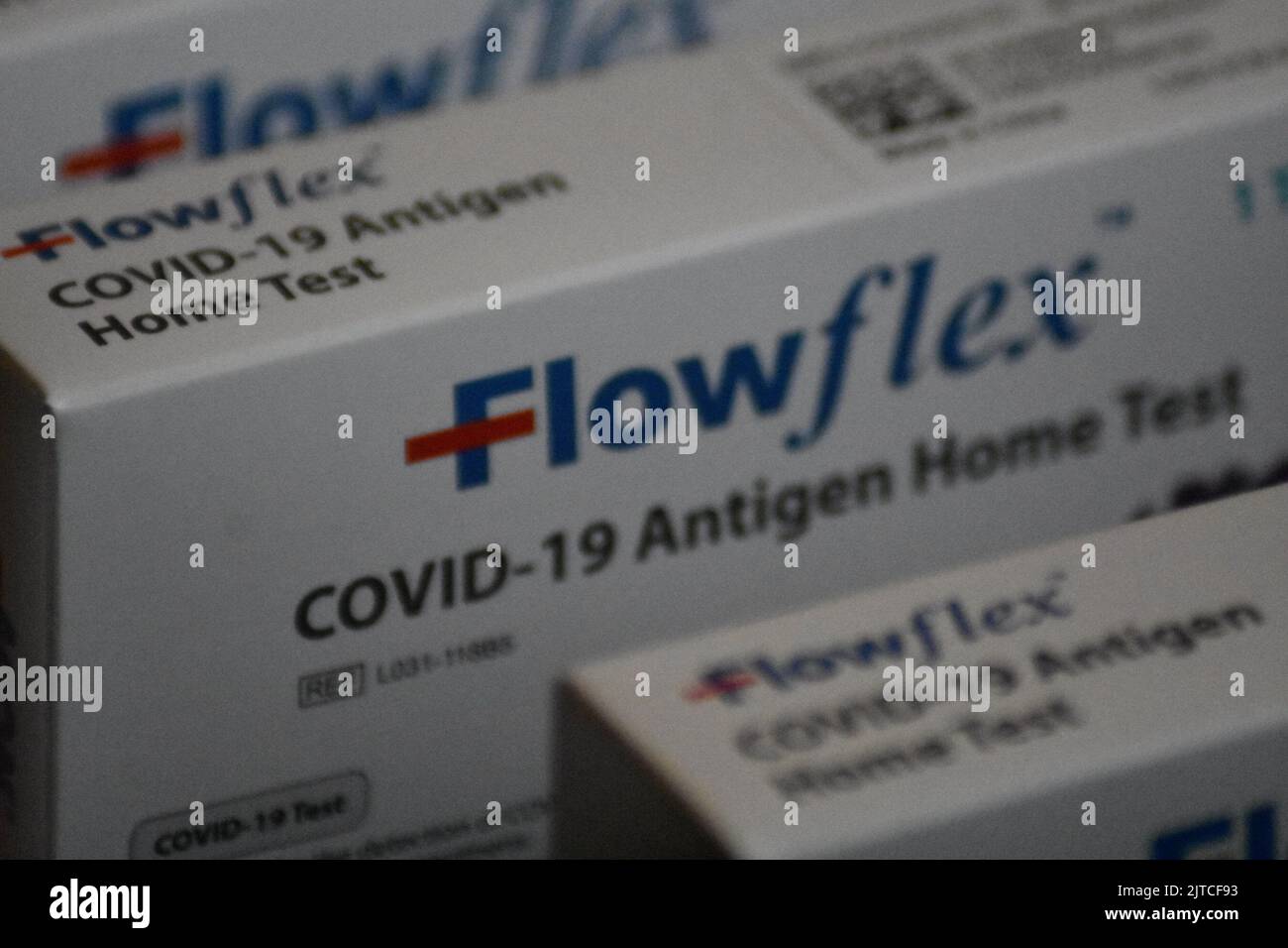 New York, NY, Stati Uniti. 29th ago, 2022. (NUOVO) FlowFlex Coronavirus Test sparsi su un tavolo da cucina. Agosto 29, 2022. New York, NY, Stati Uniti. Il governo degli Stati Uniti per concludere il programma libero di prova del Covid a casa questa settimana il venerdì. Questa settimana il governo federale sta concludendo il suo programma di test gratuito a casa di Covid-19, citando una mancanza di fondi. (Credit Image: © Kyle Mazza/TheNEWS2 via ZUMA Press Wire) Foto Stock