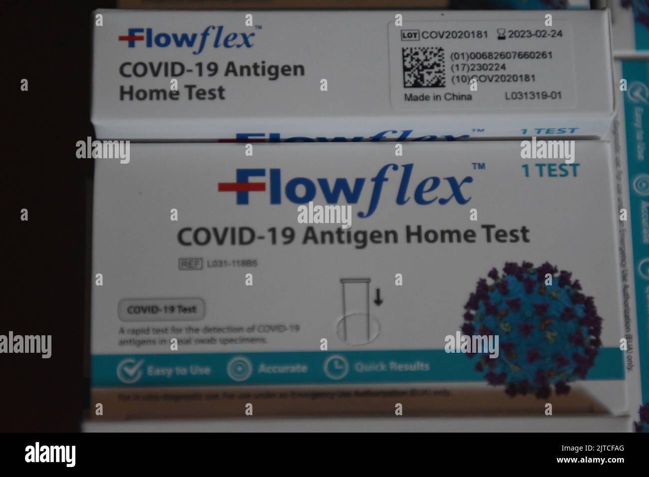 New York, NY, Stati Uniti. 29th ago, 2022. (NUOVO) FlowFlex Coronavirus Test sparsi su un tavolo da cucina. Agosto 29, 2022. New York, NY, Stati Uniti. Il governo degli Stati Uniti per concludere il programma libero di prova del Covid a casa questa settimana il venerdì. Questa settimana il governo federale sta concludendo il suo programma di test gratuito a casa di Covid-19, citando una mancanza di fondi. (Credit Image: © Kyle Mazza/TheNEWS2 via ZUMA Press Wire) Foto Stock