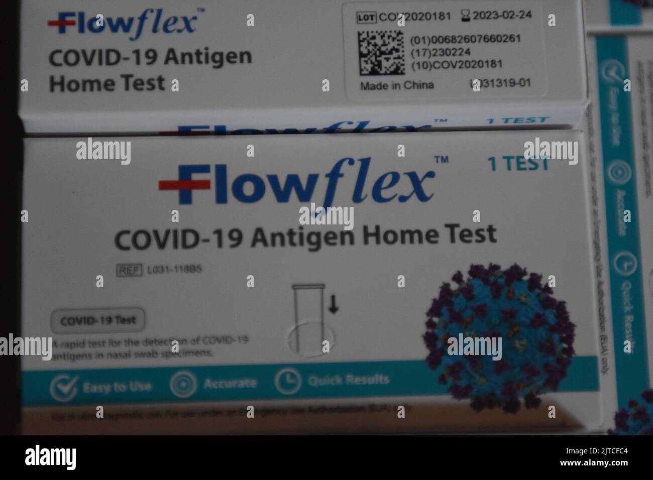 New York, NY, Stati Uniti. 29th ago, 2022. (NUOVO) FlowFlex Coronavirus Test sparsi su un tavolo da cucina. Agosto 29, 2022. New York, NY, Stati Uniti. Il governo degli Stati Uniti per concludere il programma libero di prova del Covid a casa questa settimana il venerdì. Questa settimana il governo federale sta concludendo il suo programma di test gratuito a casa di Covid-19, citando una mancanza di fondi. (Credit Image: © Kyle Mazza/TheNEWS2 via ZUMA Press Wire) Foto Stock
