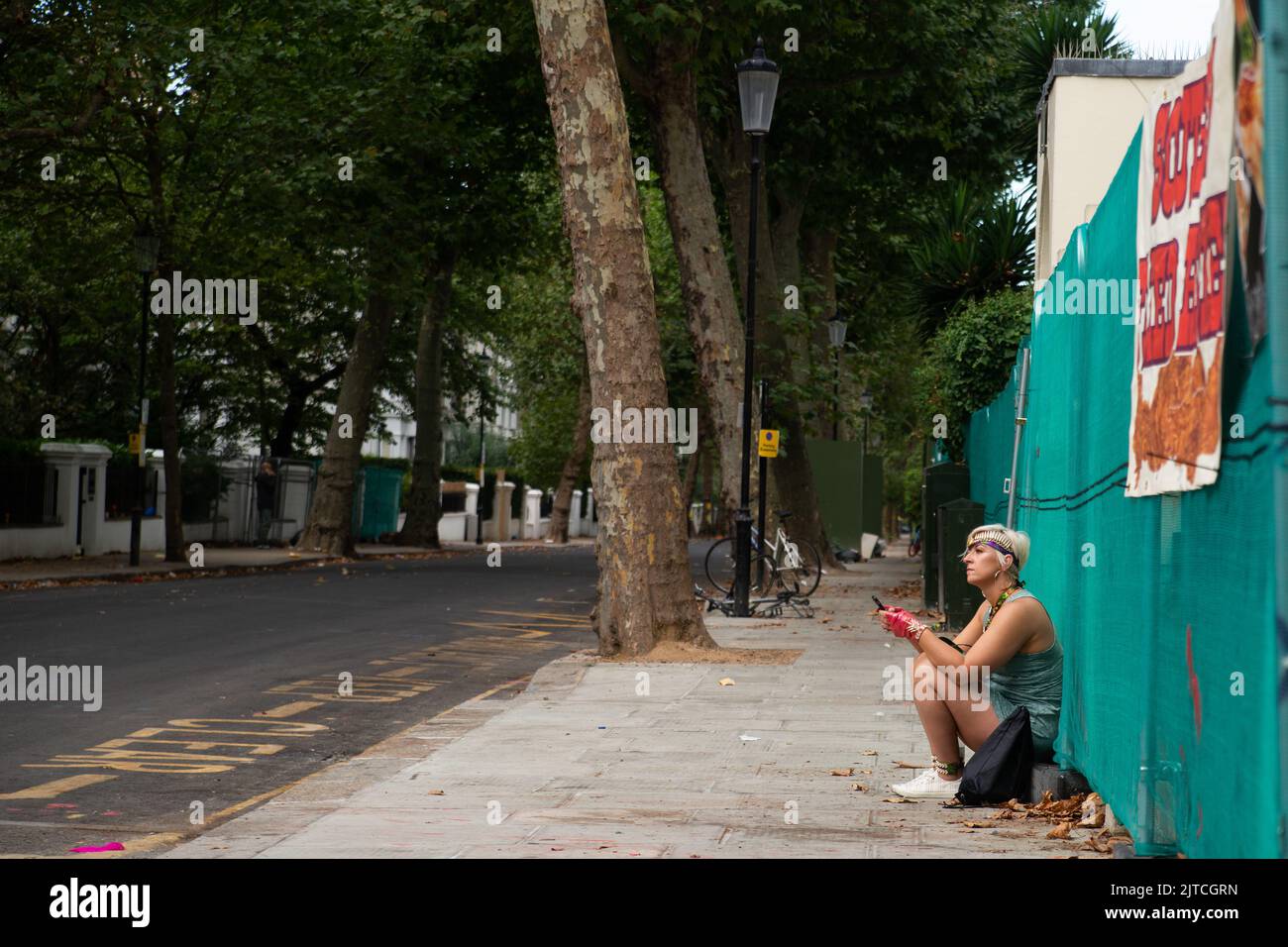 Londra, Regno Unito. 29th ago, 2022. Su da Road con COCOYEA a Notting Hill Carnival 2022. Seguire mas band COCOYEA attraverso Notting Hill Carnival che è tornato dopo gli anni di COVID. Costumi fantasy e vestito regionale hanno sconvolta l'occhio e un uomo brasiliano ha derubato un Tyrannosaurus Rex. Credit: Peter Hogan/Alamy Live News Foto Stock