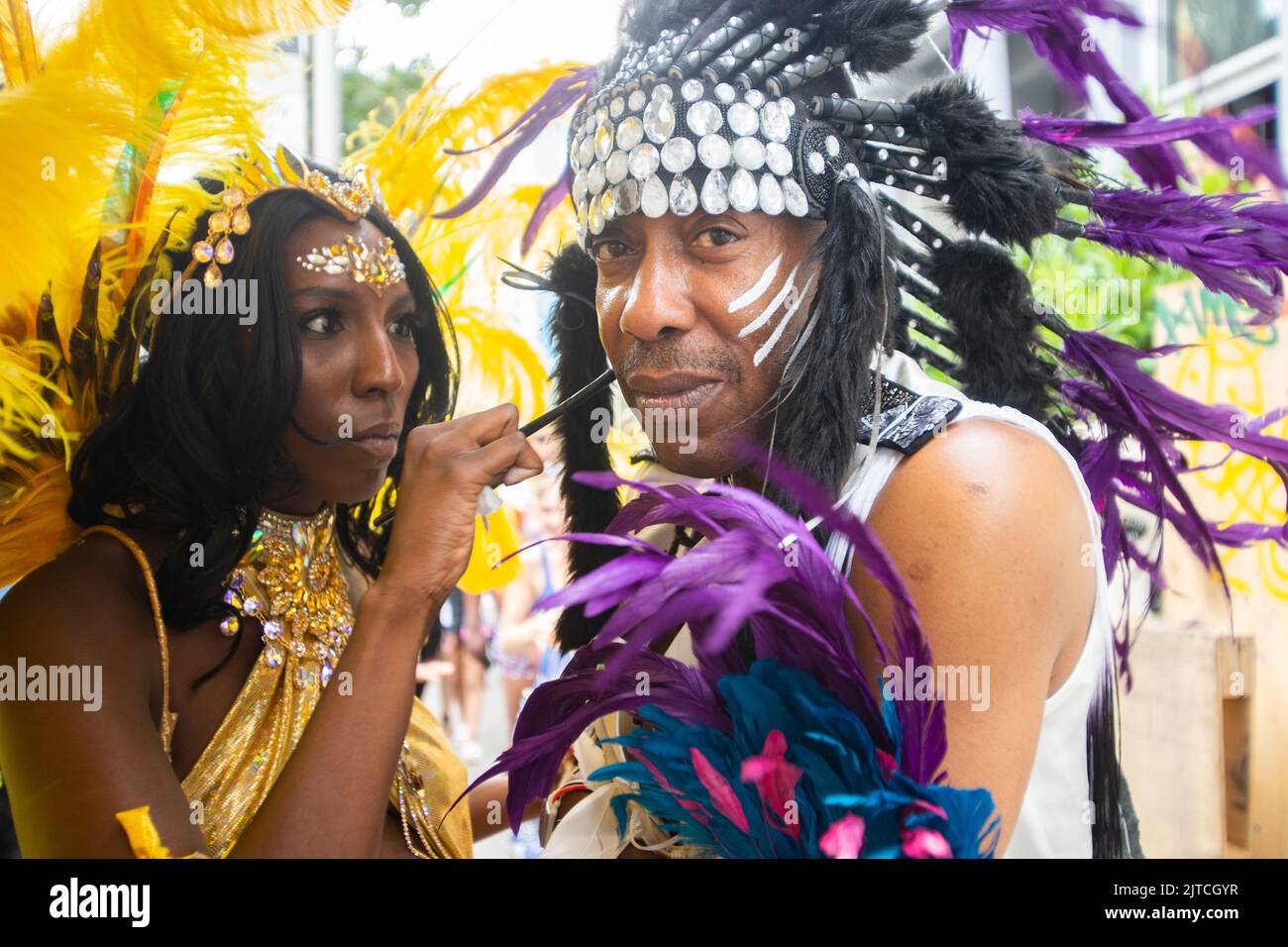 Londra, Regno Unito. 29th ago, 2022. Su da Road con COCOYEA a Notting Hill Carnival 2022. Seguire mas band COCOYEA attraverso Notting Hill Carnival che è tornato dopo gli anni di COVID. Costumi fantasy e vestito regionale hanno sconvolta l'occhio e un uomo brasiliano ha derubato un Tyrannosaurus Rex. Credit: Peter Hogan/Alamy Live News Foto Stock