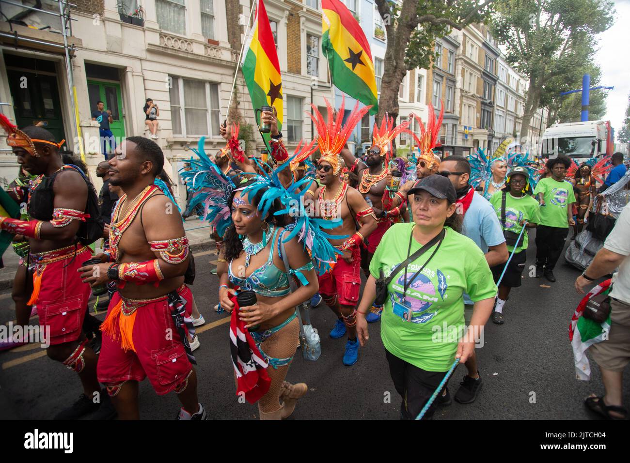 Londra, Regno Unito. 29th ago, 2022. Su da Road con COCOYEA a Notting Hill Carnival 2022. Seguire mas band COCOYEA attraverso Notting Hill Carnival che è tornato dopo gli anni di COVID. Costumi fantasy e vestito regionale hanno sconvolta l'occhio e un uomo brasiliano ha derubato un Tyrannosaurus Rex. Credit: Peter Hogan/Alamy Live News Foto Stock