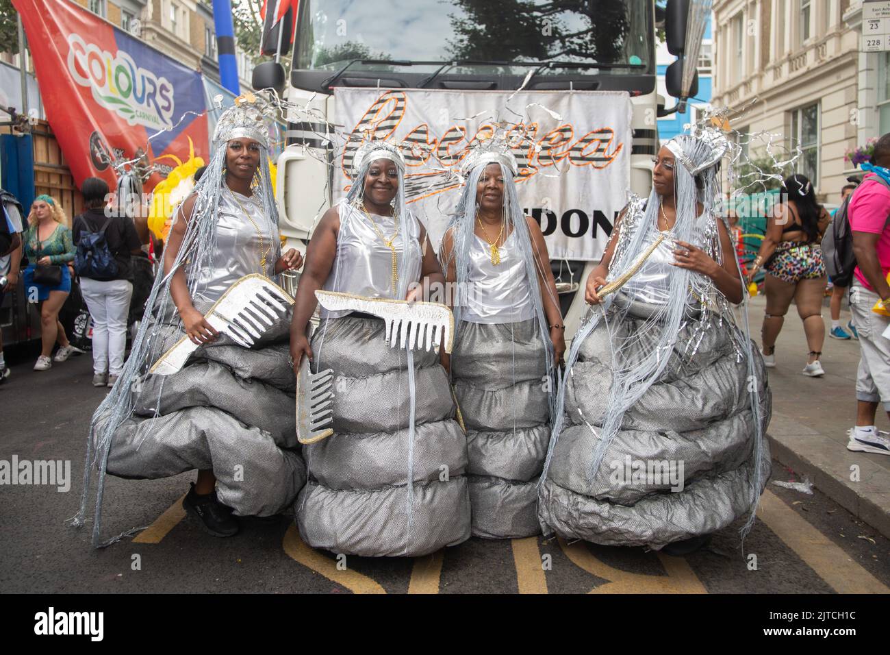 Londra, Regno Unito. 29th ago, 2022. Su da Road con COCOYEA a Notting Hill Carnival 2022. Seguire mas band COCOYEA attraverso Notting Hill Carnival che è tornato dopo gli anni di COVID. Costumi fantasy e vestito regionale hanno sconvolta l'occhio e un uomo brasiliano ha derubato un Tyrannosaurus Rex. Credit: Peter Hogan/Alamy Live News Foto Stock