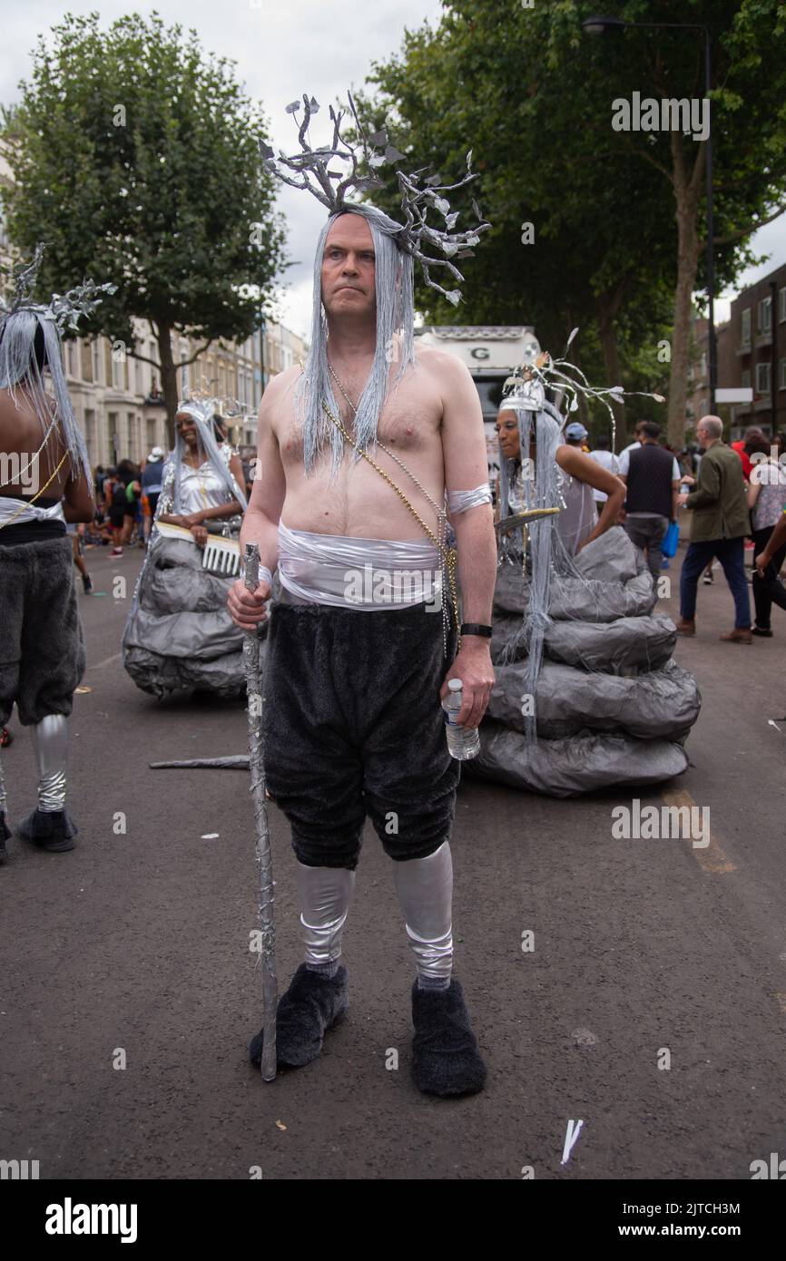 Londra, Regno Unito. 29th ago, 2022. Su da Road con COCOYEA a Notting Hill Carnival 2022. Seguire mas band COCOYEA attraverso Notting Hill Carnival che è tornato dopo gli anni di COVID. Costumi fantasy e vestito regionale hanno sconvolta l'occhio e un uomo brasiliano ha derubato un Tyrannosaurus Rex. Credit: Peter Hogan/Alamy Live News Foto Stock