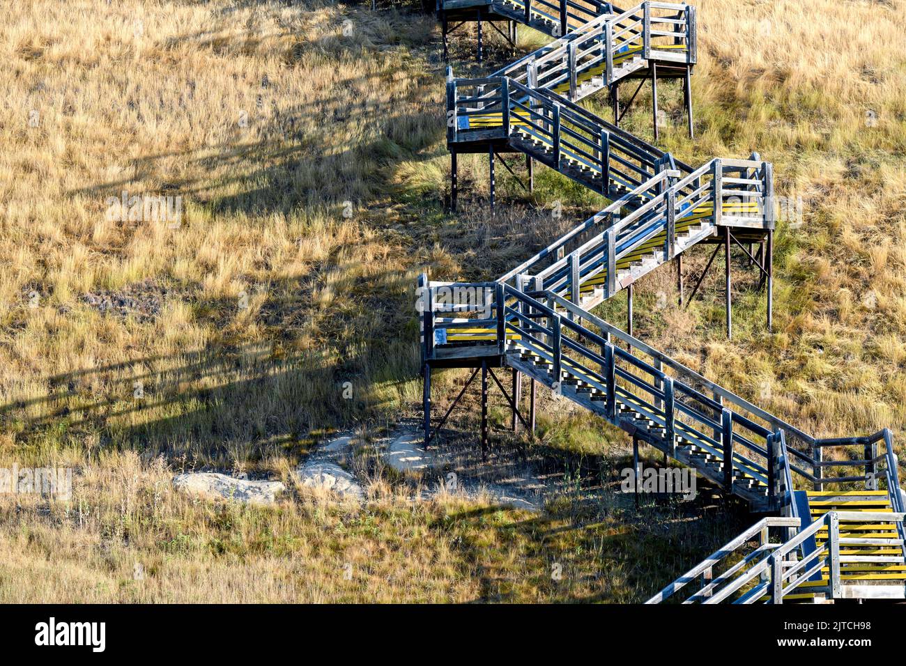 Esercitazione scalinata in legno costruita lungo un lato di una ripida collina Foto Stock