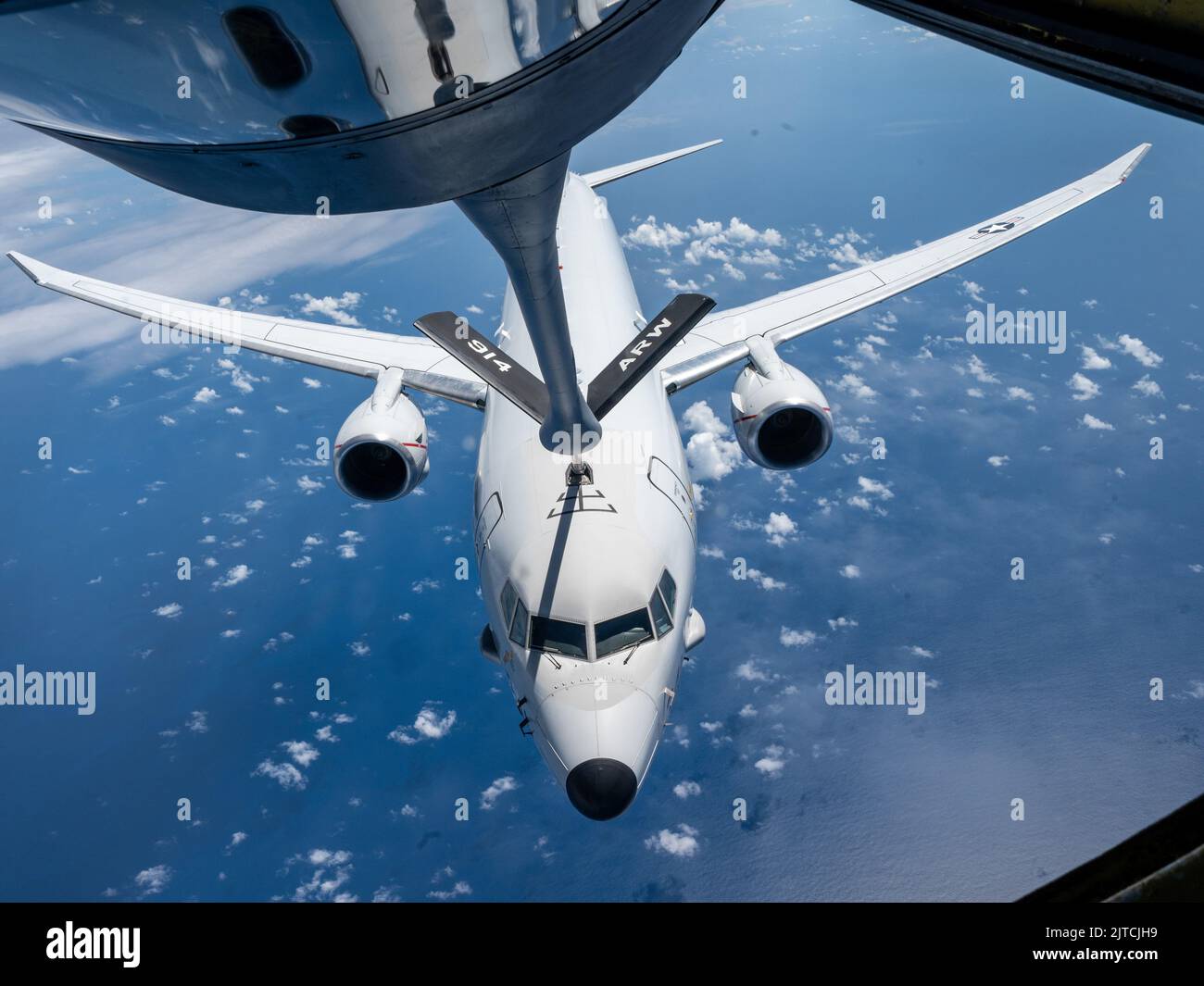 Una Marina statunitense P-8 Poseidon, con la Naval Air Station Jacksonville, Florida, viene rifornito da un KC-135 Stratotanker con la 914th Air Refueling Wing, New York 29 agosto 2022 nella Indo-Pacific Command Area of Responsibility. Il Poseidon è un velivolo di pattuglia marittimo multi-missione, specializzato in guerra anti-sottomarina; guerra anti-superficie; intelligence, sorveglianza e ricognizione e ricerca e salvataggio. (STATI UNITI Air Force foto di staff Sgt. Tiffany A. Emery) Foto Stock