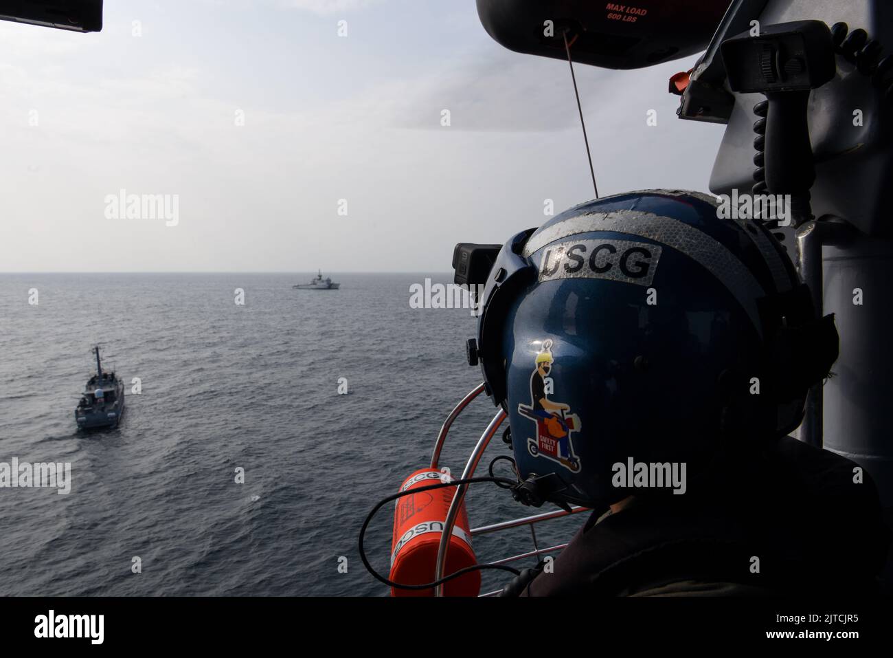 U.S. Coast Guard Petty Officer 2nd Class Strait Pope, un tecnico addetto alla manutenzione dell'aviazione assegnato alla Coast Guard Air Station Houston, a bordo della USCGC Mohawk (WMEC 913) conduce un esercizio di sollevamento dell'elicottero con la Marina nigeriana nell'Oceano Atlantico, 21 agosto 2022. Mohawk è in fase di implementazione pianificata nell'area operativa delle forze navali statunitensi in Africa, impiegata dalla U.S. Sesta flotta per difendere gli interessi degli Stati Uniti, degli alleati e dei partner. (STATI UNITI Guardia costiera foto di Petty Officer 3rd Classe Jessica Fontenette) Foto Stock