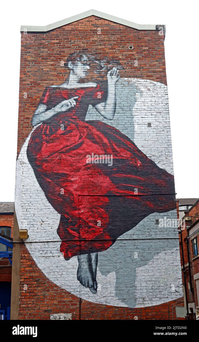 Serenity - ragazza levitating in un vestito rosso, Little Lever Street, Northern Quarter Gable End, NQ4, Manchester, Inghilterra, Regno Unito, M1 1EG, DELLA SNIK Foto Stock
