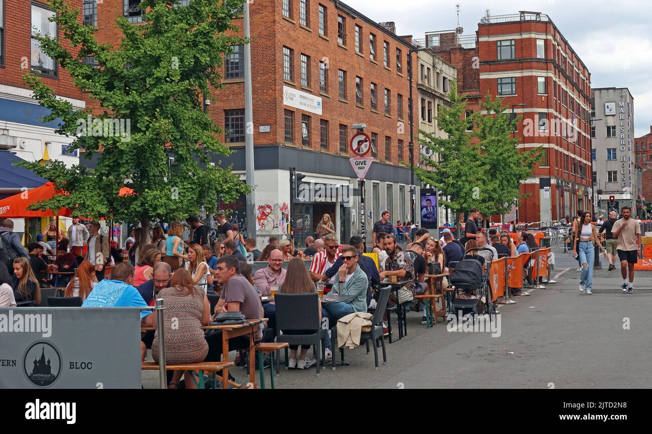 Stephenson Square bar e pub, cultura di strada, mangiare e bere, Northern Quarter, Manchester, INGHILTERRA, REGNO UNITO, M1 1JF Foto Stock