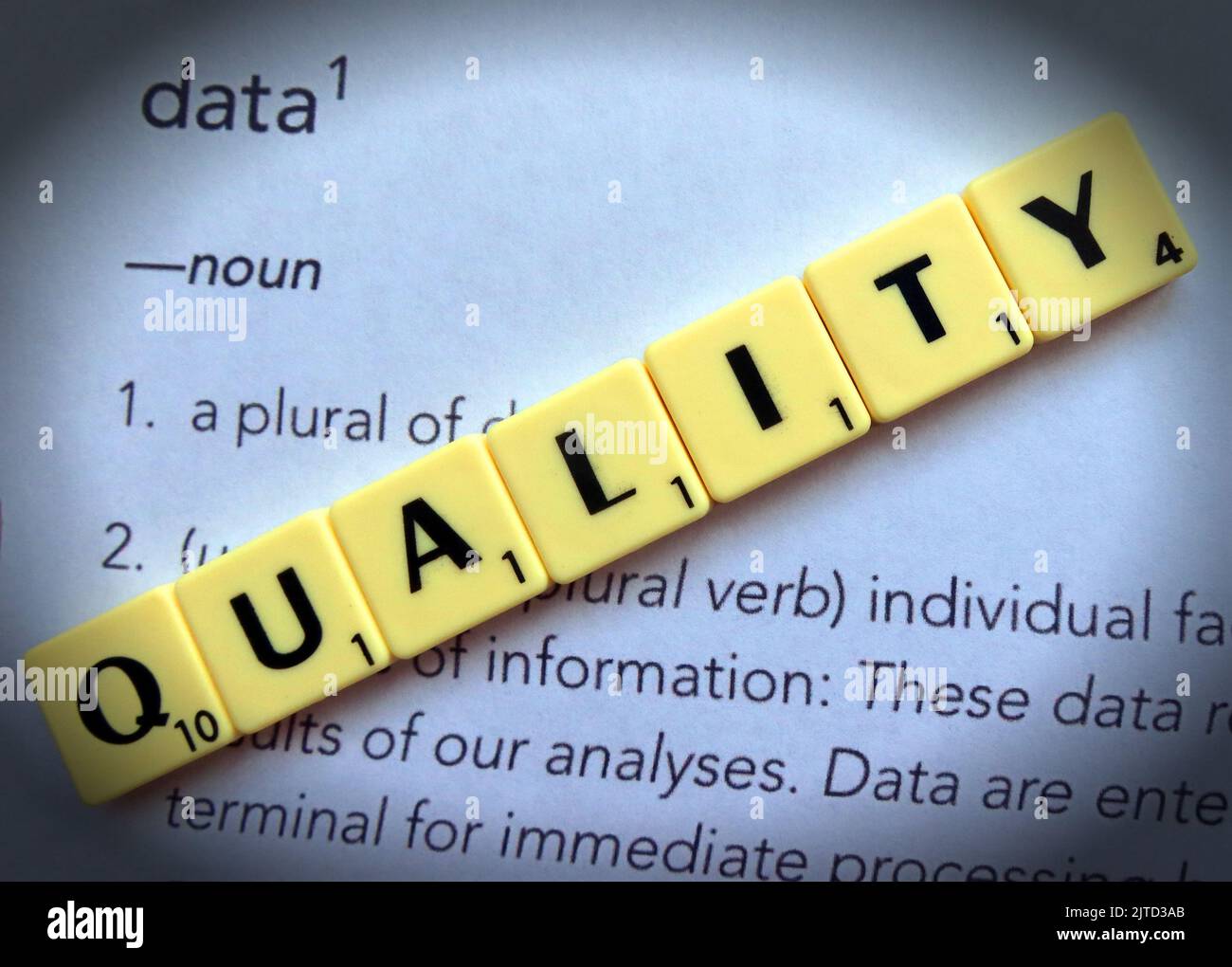 Qualità dei dati, scritta in lettere scrabble Foto Stock