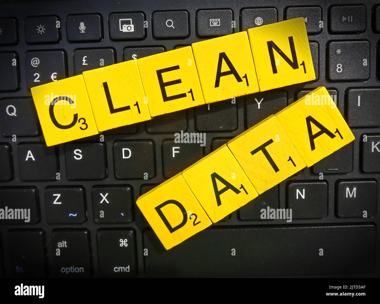 Qualità dei dati, scritta in lettere scrabble - dati puliti e pulizia dei dati Foto Stock