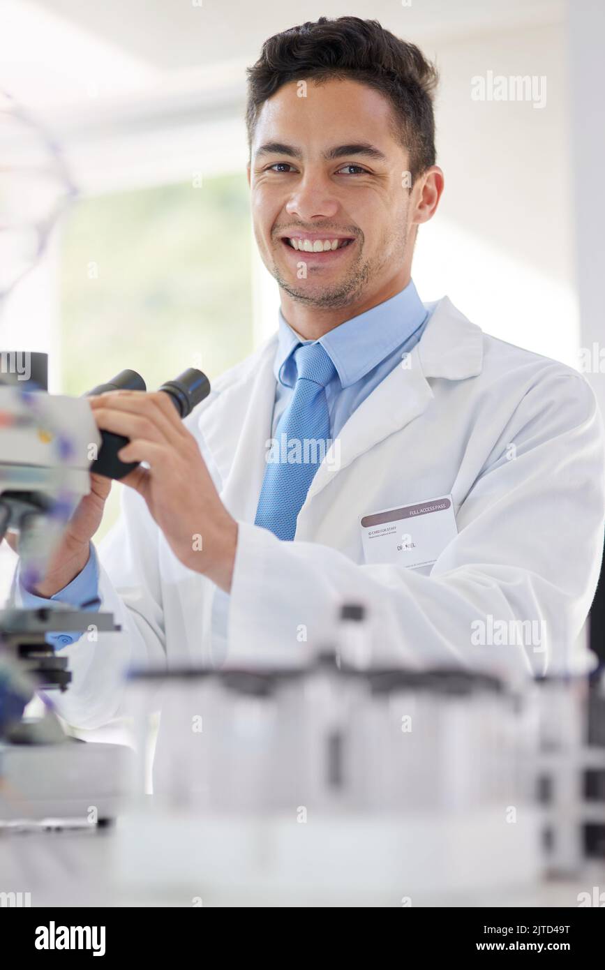 Prevenire è sempre meglio che curare. Ritratto corto di un giovane scienziato maschile che lavora nel suo laboratorio. Foto Stock