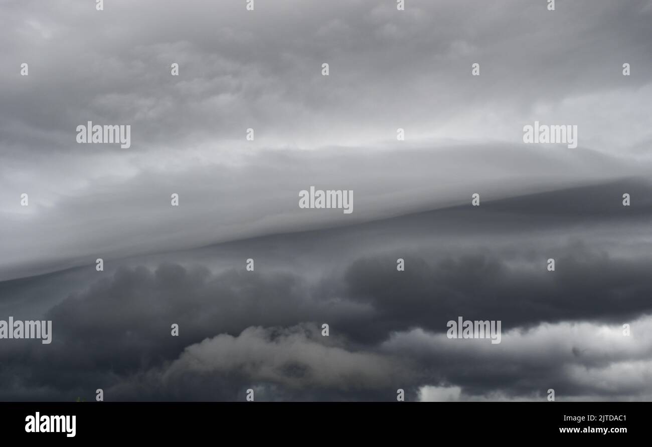 Nube di Arcus che si muove nella tempesta, formazioni di nube di Cumulonimbus sul cielo tropicale, Nimbus che si muove, sfondo astratto dal fenomeno naturale Foto Stock