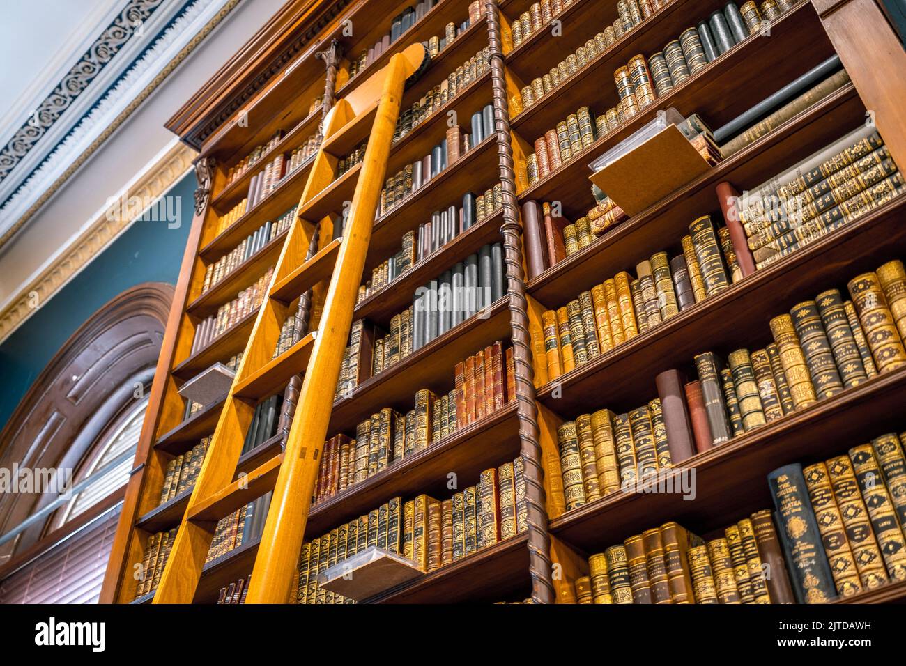 Brisbane, Queensland, Australia - Una scala che risale la libreria con vecchi libri presso la sede del parlamento Foto Stock