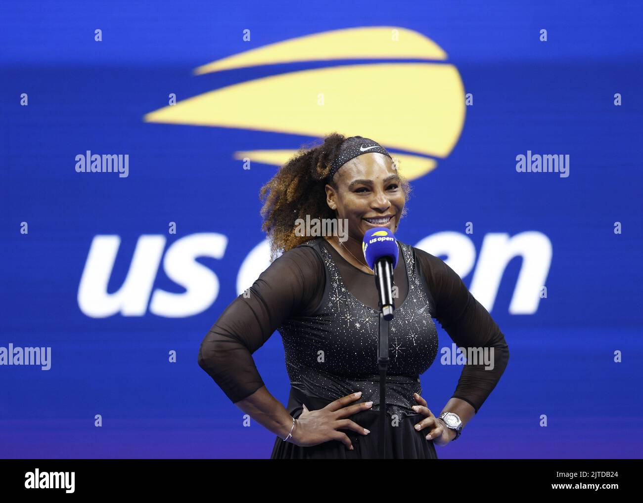 Flushing Meadow, United ha dichiarato. 29th ago, 2022. Serena Willams parla in occasione di una cerimonia per onorare la sua carriera dopo aver sconfitto Danka Kovinic del Montenegro nello stadio Arthur Ashe nel primo round del campionato americano di tennis Open 2022 presso l'USTA Billie Jean King National Tennis Center lunedì 29 agosto 2022 a New York City. Serena ha annunciato all'inizio di questo mese si allontanerà dal tennis per concentrarsi sulla crescita della sua famiglia e altre attività. Foto di John Angelillo/UPI Credit: UPI/Alamy Live News Foto Stock