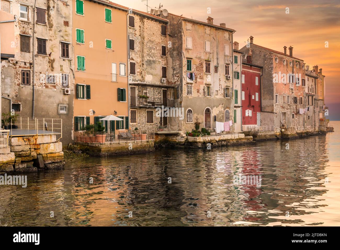 Il villaggio skyline e il Mare Adriatico a Rovigno, Croazia, Istria. Foto Stock