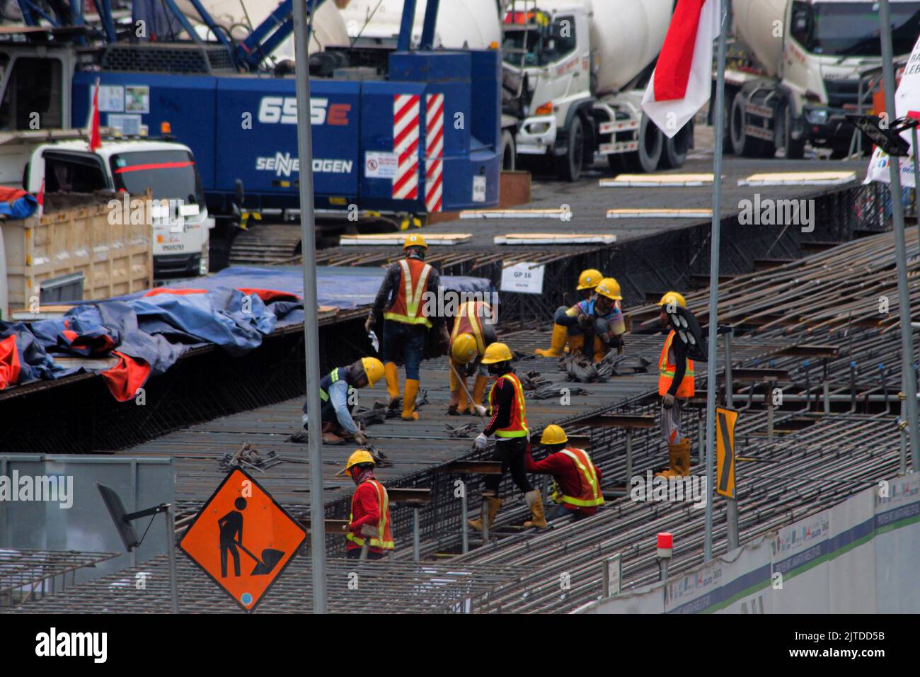 Giacarta, Indonesia. 29th ago, 2022. Gli addetti al progetto stanno completando la costruzione della MRT fase II su Gajah Mada. Airlangga Hartarto, ministro coordinatore per gli Affari economici, ha dichiarato: Il bilancio per la costruzione della MRT di Giacarta fase 2 è aumentato dai precedenti 22,5 trilioni di Rp a 26 trilioni di Rp. La fase 2 del progetto di costruzione MRT, che si estende per 11,8 chilometri dall'area di Bundaran HI all'area di Ancol, ha registrato un aumento dei costi dovuto alle condizioni instabili del terreno. Credit: SOPA Images Limited/Alamy Live News Foto Stock