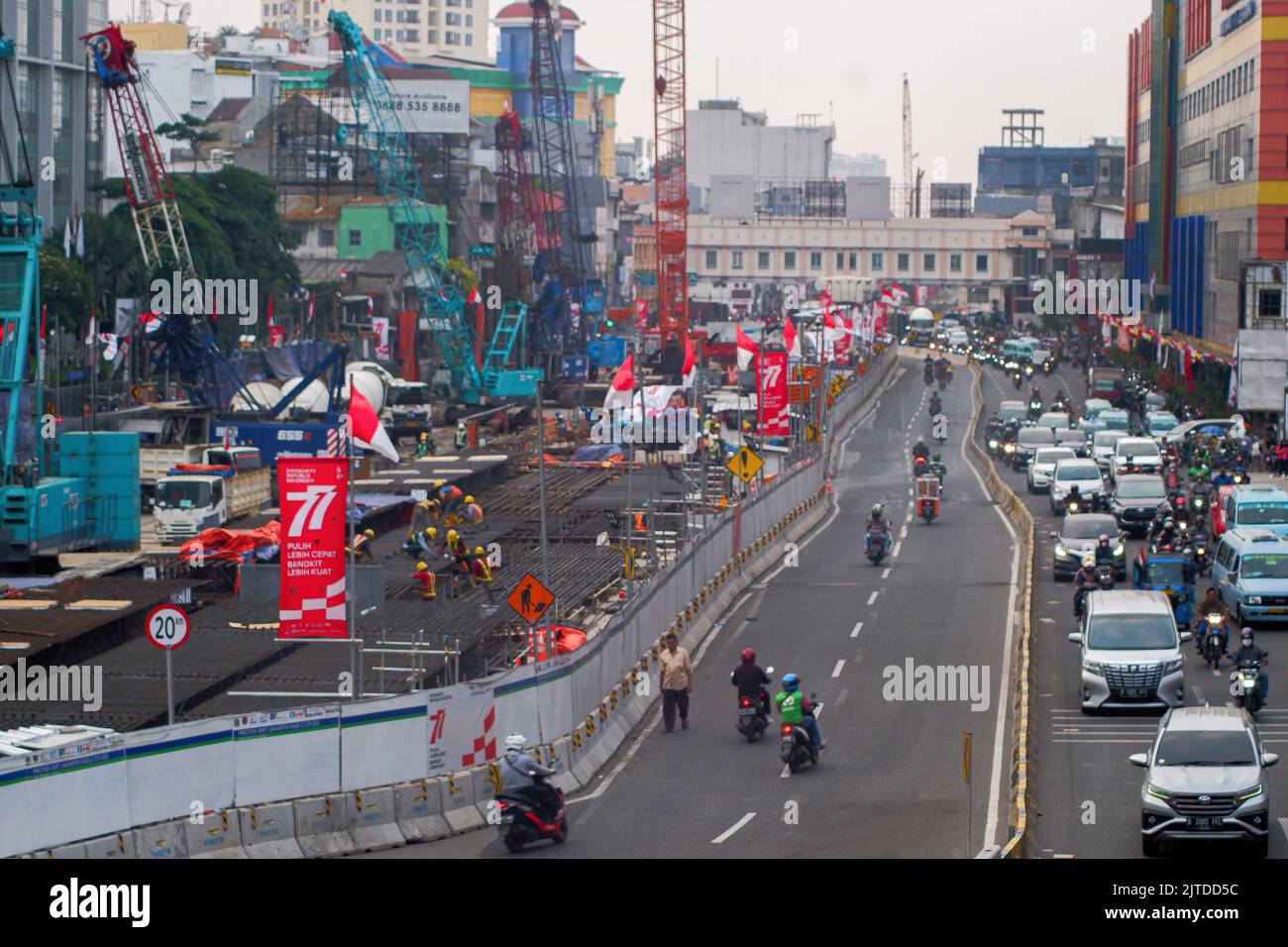 Giacarta, Indonesia. 29th ago, 2022. Gli addetti al progetto stanno completando la costruzione della MRT fase II su Gajah Mada. Airlangga Hartarto, ministro coordinatore per gli Affari economici, ha dichiarato: Il bilancio per la costruzione della MRT di Giacarta fase 2 è aumentato dai precedenti 22,5 trilioni di Rp a 26 trilioni di Rp. La fase 2 del progetto di costruzione MRT, che si estende per 11,8 chilometri dall'area di Bundaran HI all'area di Ancol, ha registrato un aumento dei costi dovuto alle condizioni instabili del terreno. Credit: SOPA Images Limited/Alamy Live News Foto Stock