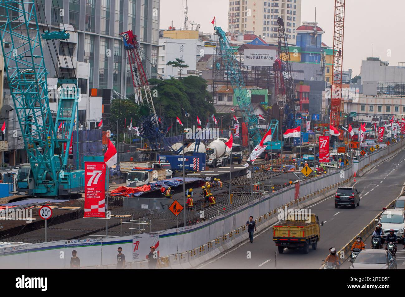Giacarta, Indonesia. 29th ago, 2022. Gli addetti al progetto stanno completando la costruzione della MRT fase II su Gajah Mada. Airlangga Hartarto, ministro coordinatore per gli Affari economici, ha dichiarato: Il bilancio per la costruzione della MRT di Giacarta fase 2 è aumentato dai precedenti 22,5 trilioni di Rp a 26 trilioni di Rp. La fase 2 del progetto di costruzione MRT, che si estende per 11,8 chilometri dall'area di Bundaran HI all'area di Ancol, ha registrato un aumento dei costi dovuto alle condizioni instabili del terreno. Credit: SOPA Images Limited/Alamy Live News Foto Stock