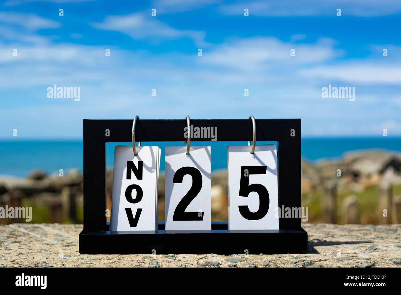 Novembre 25 calendario data testo su cornice di legno con sfondo sfocato dell'oceano. Informazioni sulla data del calendario. Foto Stock