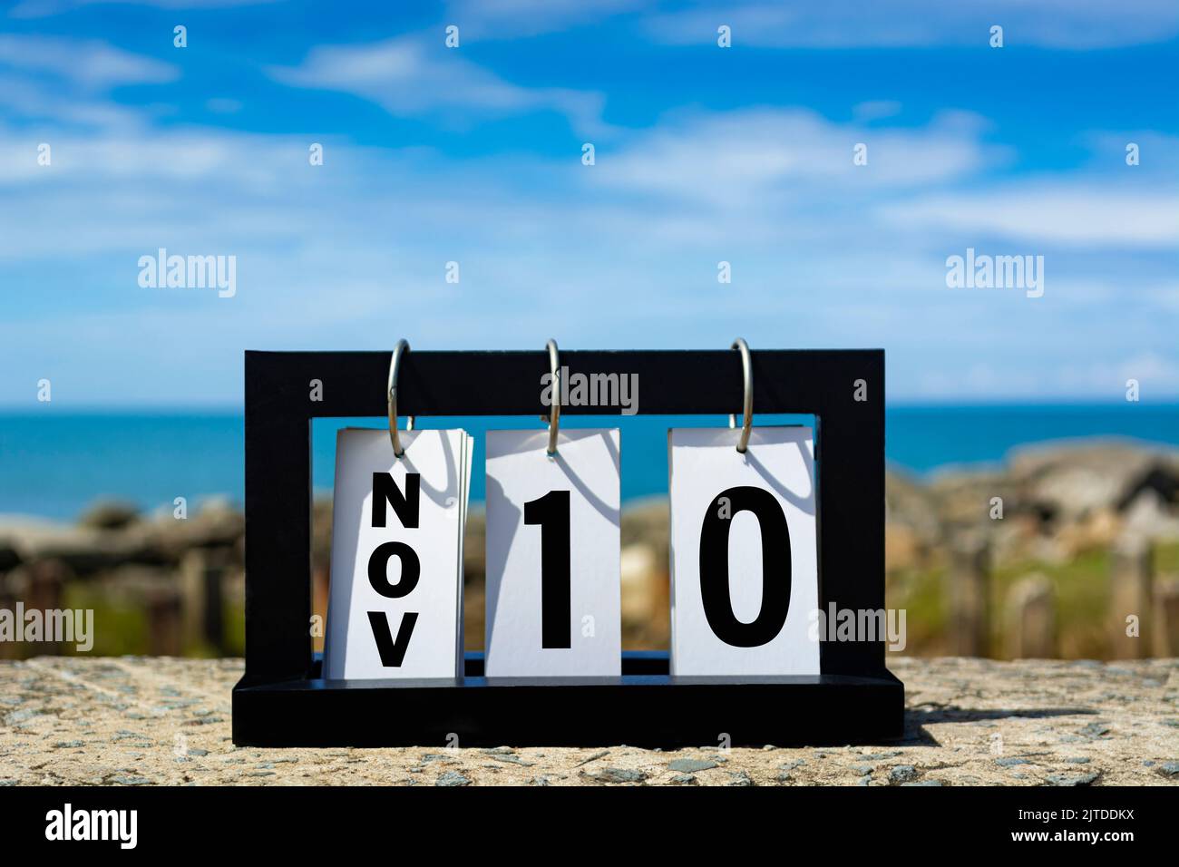 Novembre 10 calendario data testo su cornice di legno con sfondo sfocato dell'oceano. Informazioni sulla data del calendario. Foto Stock