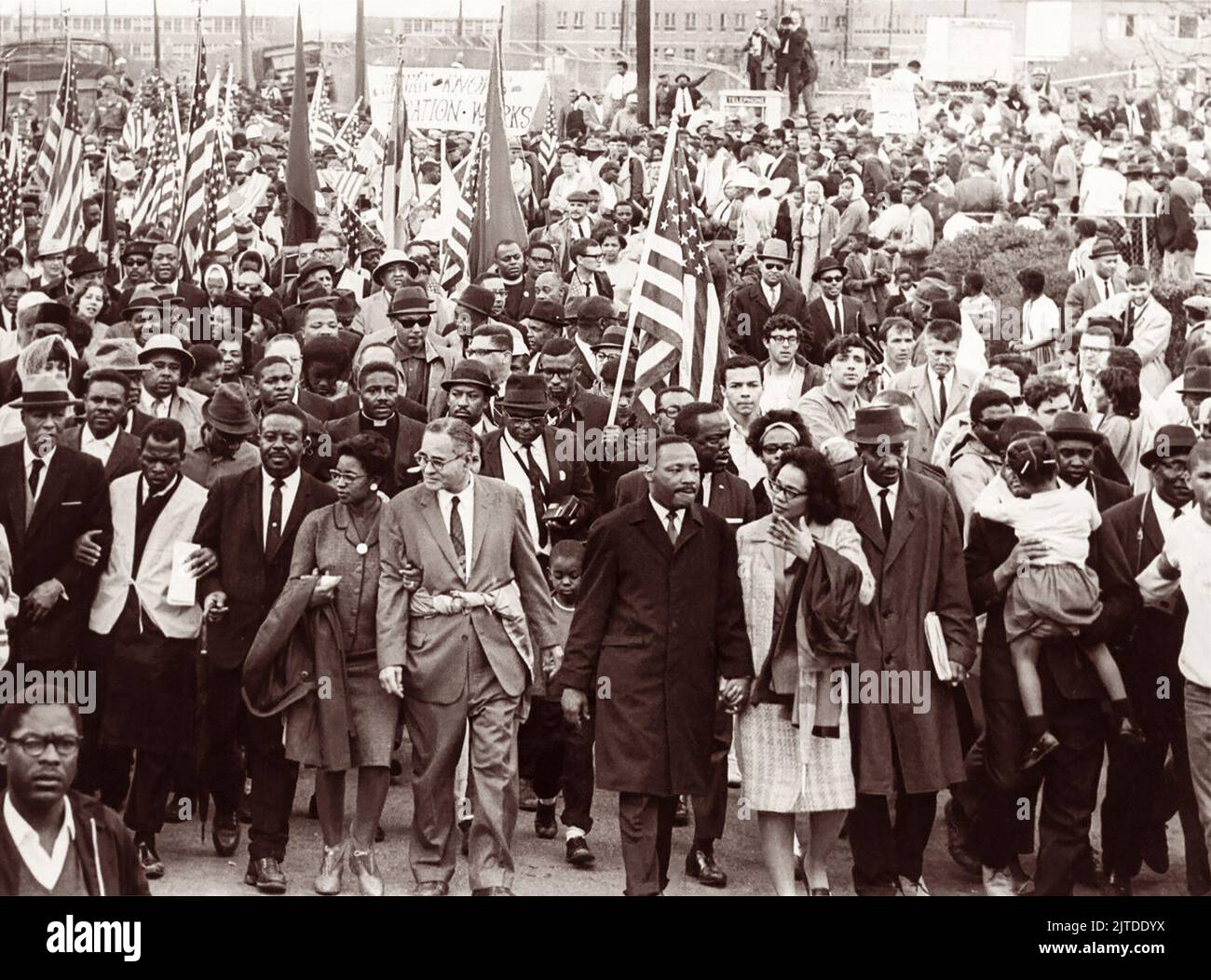 Martin Luther King, Jr. Conduce manifestanti nonviolenti a Montgomery, Alabama, verso i gradini dell'Alabama state Capitol Building il 25 marzo 1965, l'ultimo giorno della Selma alle Marche di Montgomery. Nella prima fila (da L a R) sono raffigurati A. Philip Randolph, John Lewis, Ralph Abernathy, Ruth Harris Bunch, Ralph Bunch, Martin Luther King, Coretta Scott King, Fred Shuttlesworth e Hosea Williams (tennista). Foto Stock
