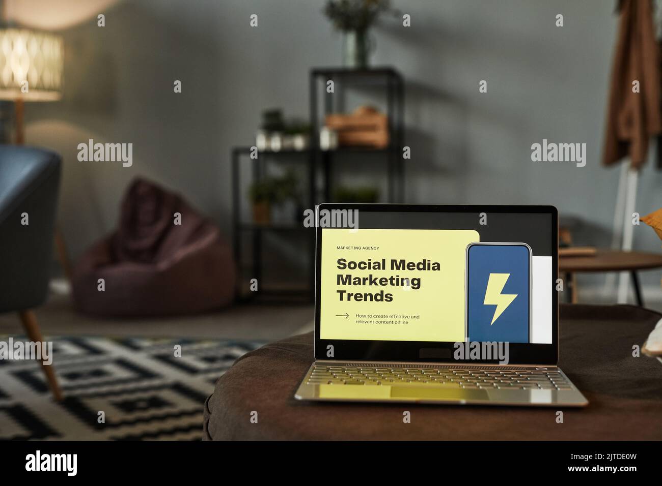 Immagine di sfondo del notebook aperto con SMM Trends sullo schermo all'interno della casa, spazio copia Foto Stock