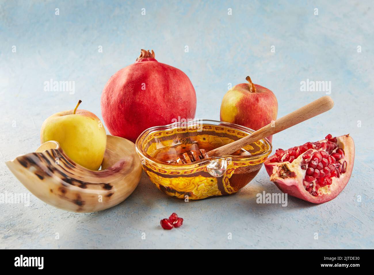 Rosh hashanah - concetto ebraico di vacanza di nuovo anno. Ciotola a forma di mela con miele, mele, melograni, uno shofar sono simboli tradizionali della festa Foto Stock