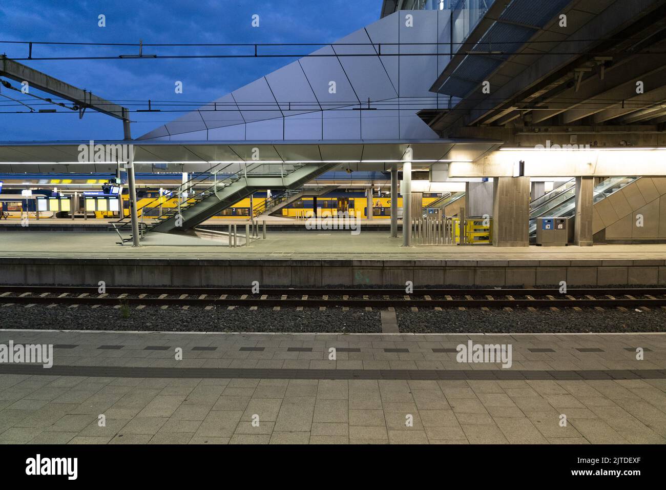 2022-08-30 06:24:31:19 UTRECHT - vuoto alla stazione centrale di Utrecht a causa degli scioperi NS nella regione centrale dei Paesi Bassi. Il personale delle Ferrovie olandesi deposita il proprio lavoro a livello locale in scioperi relay di 24 ore. ANP JEROEN JUMELET olanda fuori - belgio fuori Foto Stock