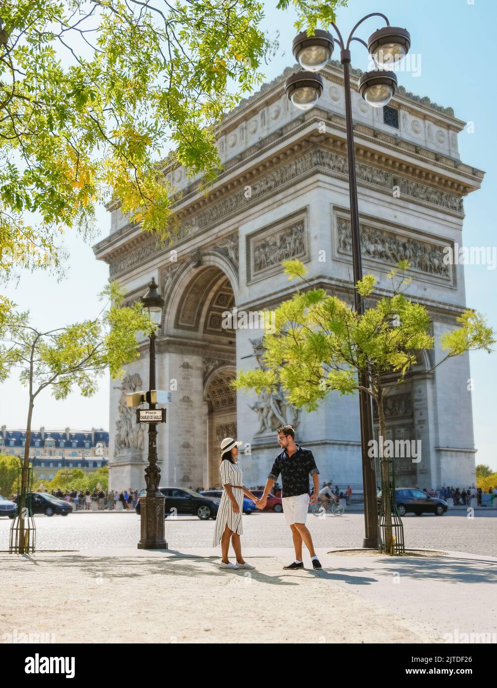Coppia in un viaggio in città a Parigi visitando Avenue des Champs Elysees Parigi Francia Arco di Trionfo. Uomini e donne che visitano l'Arco di Trionfo a Parigi Foto Stock