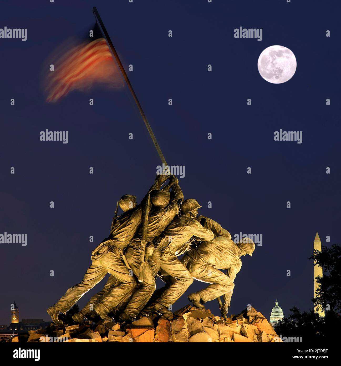 Arlington, VA, USA - 27 agosto 2022: Marine Corps War Memorial dopo il tramonto, Arlington VA. Conosciuto anche come Iwo Jima Memorial. Onora United Stat Foto Stock
