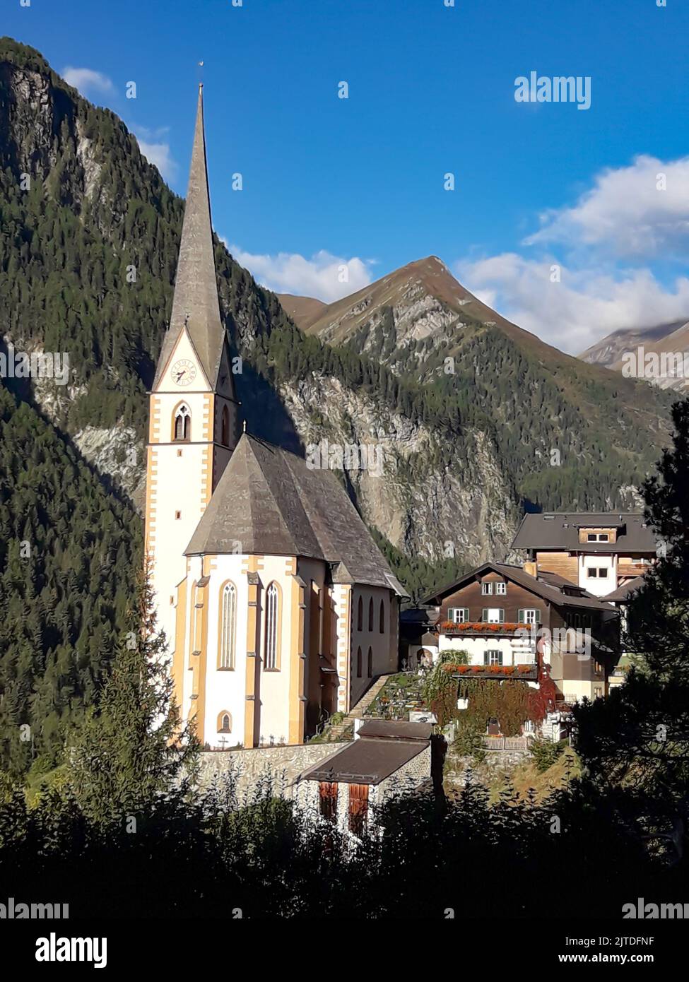 Villaggio alpino chiesa e case in Austria Foto Stock