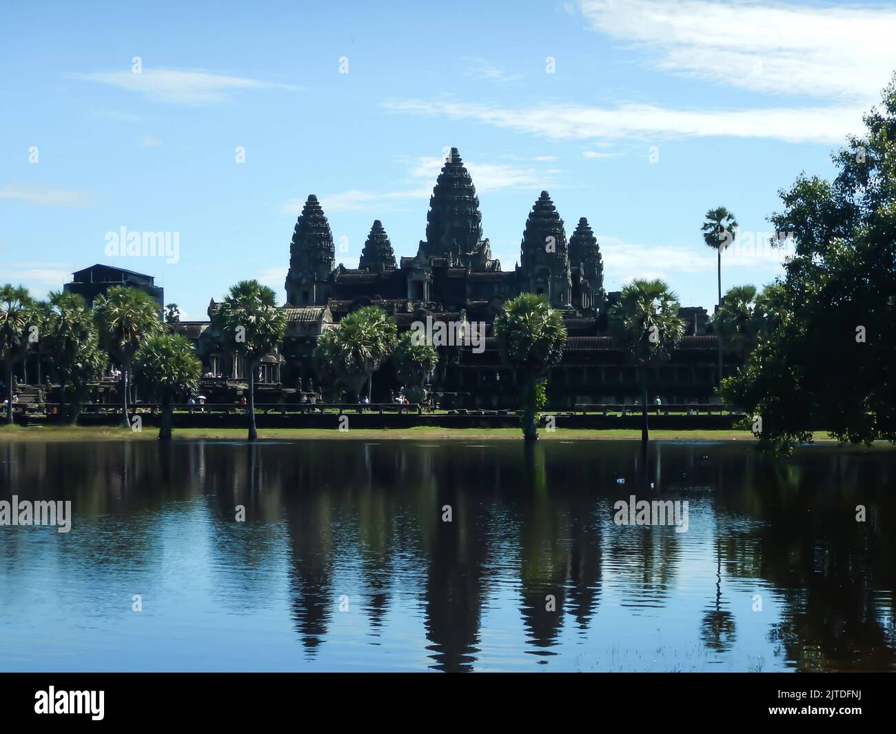 Antico tempio cambogiano con riflesso nell'acqua Foto Stock