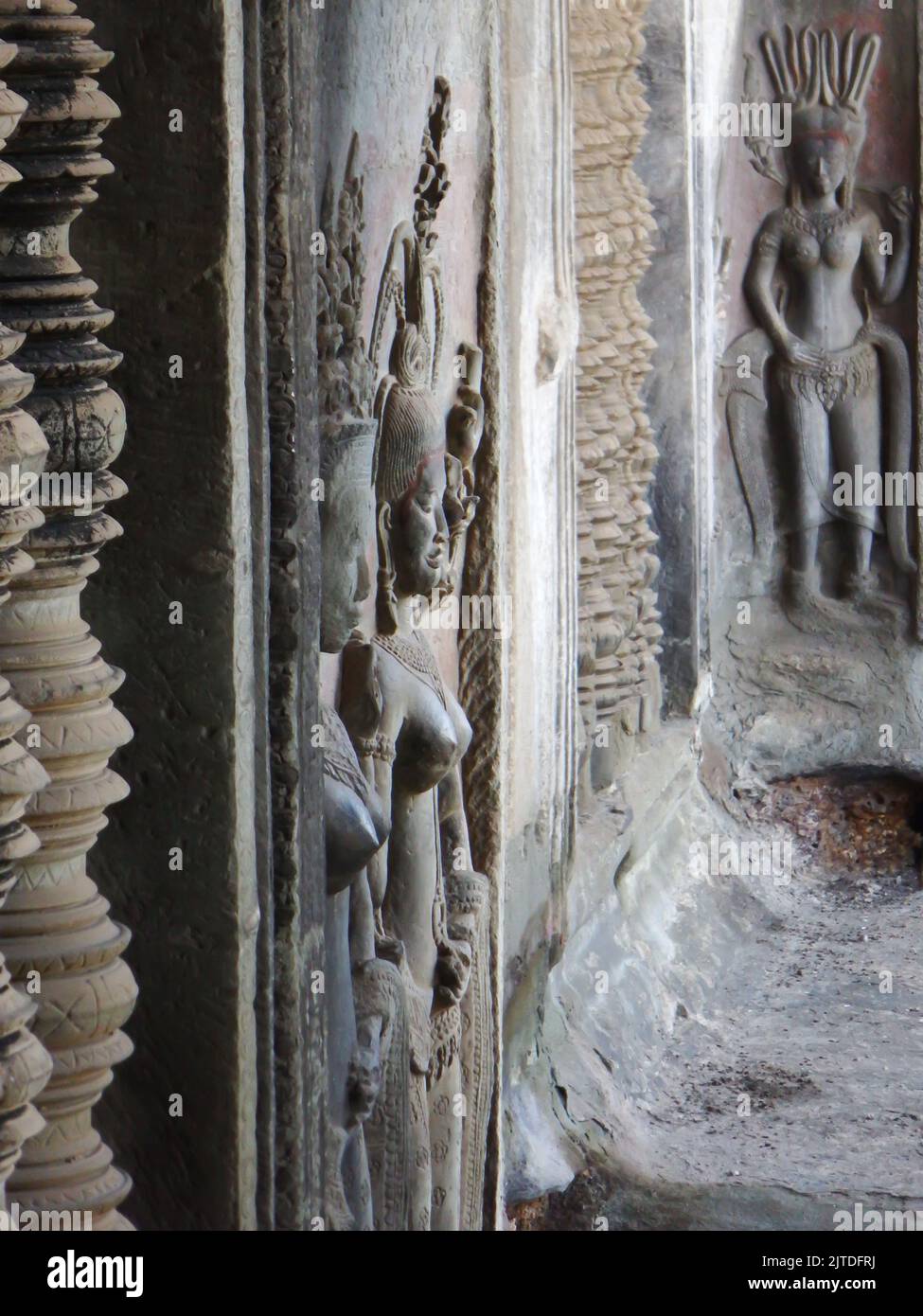 Antiche sculture in pietra di figure femminili in profilo Foto Stock