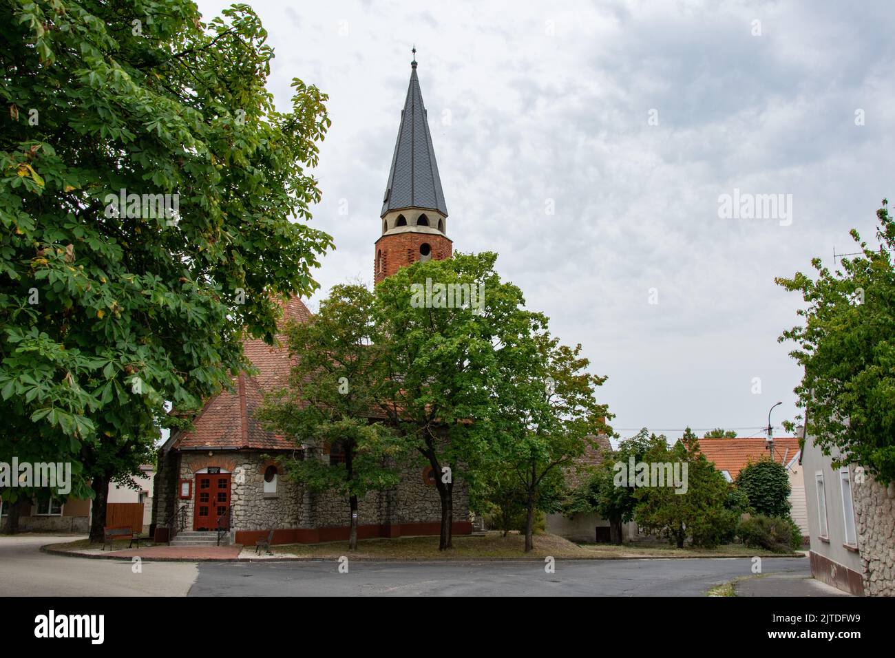 Chiesa ungherese villaggio con campanile grigio Foto Stock