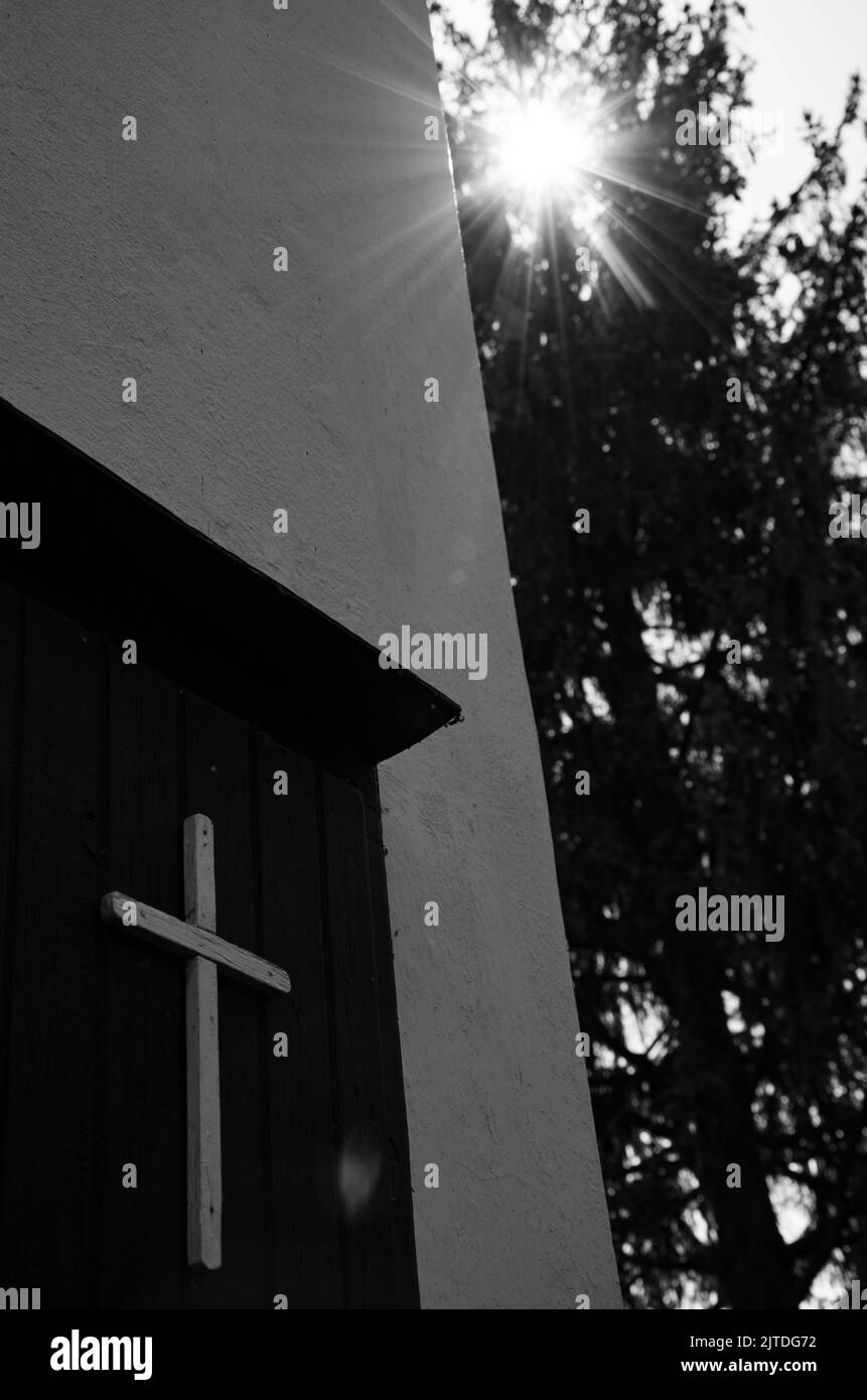 Crocifisso e sole in bianco e nero Foto Stock