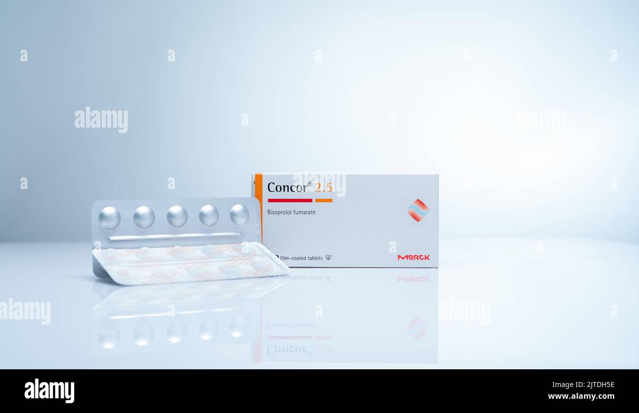 CHONBURI, TAILANDIA-19 AGOSTO 2022 : Concor 2,5 prodotto di Merck in scatole di carta su fondo blu gradiente. Bisoprololo compresse rivestite con film. Foto Stock